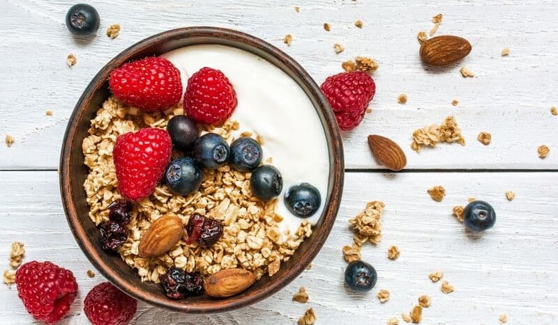 Tigela de granola com mel, aveia e sementes